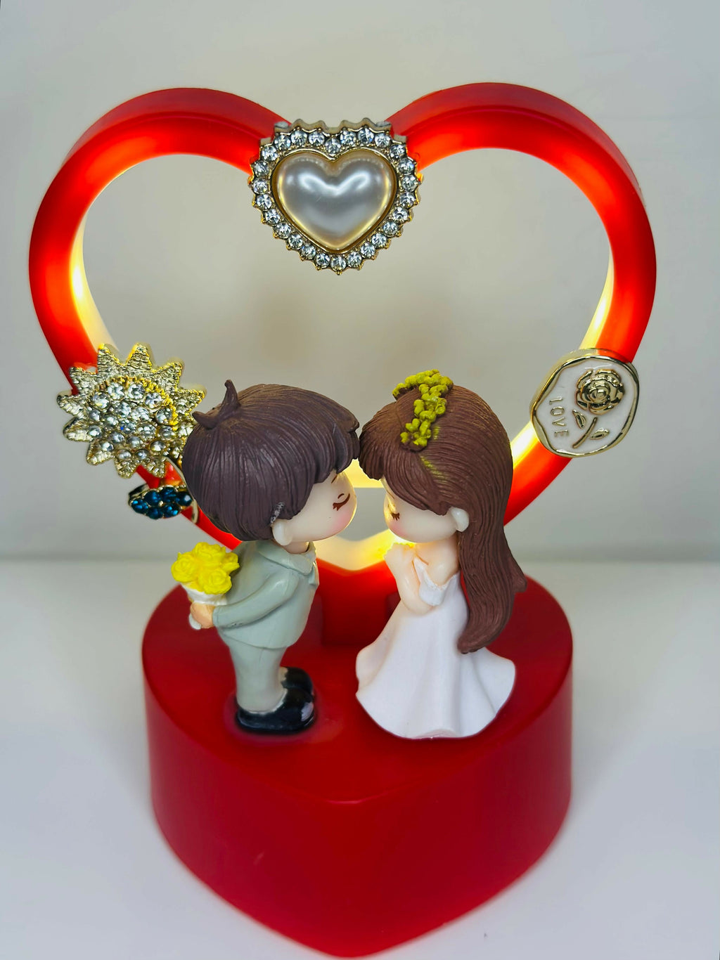 Red Heart LED Couple Figurine with Jewelry Ring Holder and Light-Up Base – Valentine’s Day Gift Showpiece for Girlfriend, Boyfriend, or Anniversary Decoration – Cute Tabletop Love Statue for Home Decor