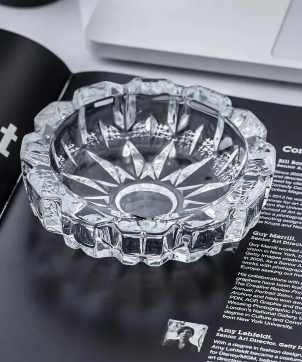 Luxury Diamond-Cut Crystal Glass Ashtray – Heavyweight Vintage-Style Round Design with Deep Ridges and Starburst Base for Elegant Smoking Lounge, Home, Bar, or Office Decor