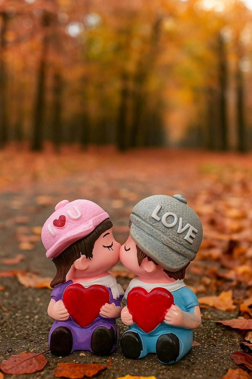 Adorable Resin Couple Statue with LOVE Lettering and Heart – Romantic Boy and Girl Kissing Figurine for Anniversary, Valentine's Day, or Home Decor – Cute Gift for Girlfriend, Boyfriend, or Newlyweds