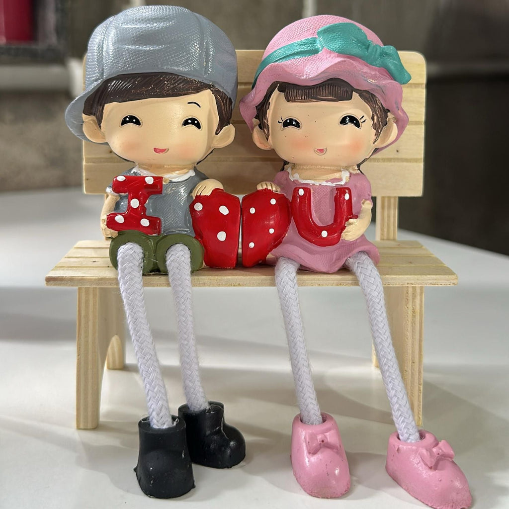 Cute Romantic Couple Figurine on Bench Holding “I Love U” Letters | Adorable Resin Doll Showpiece for Home Décor, Bedroom, Office Desk & Gifting | Valentine, Anniversary, Birthday & Wedding Gift