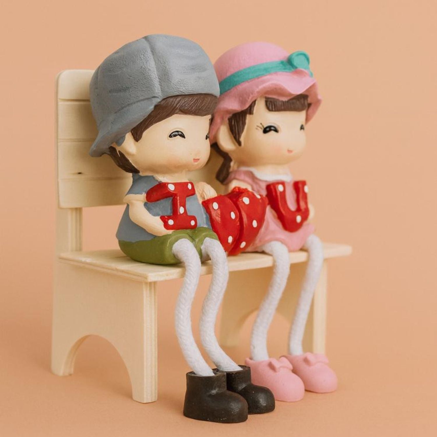 Cute Romantic Couple Figurine on Bench Holding “I Love U” Letters | Adorable Resin Doll Showpiece for Home Décor, Bedroom, Office Desk & Gifting | Valentine, Anniversary, Birthday & Wedding Gift
