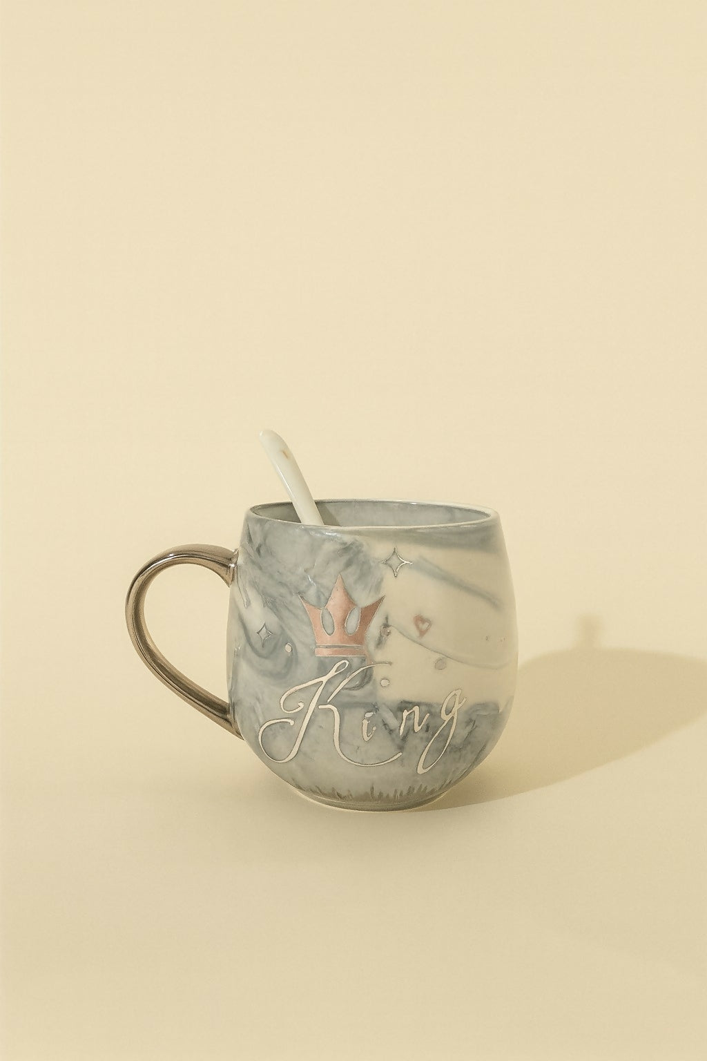 Luxury Marble King & Queen Couple Ceramic Mug Set with Golden Handles & Spoons – Grey & Pink Coffee Cups with Crown Print – Anniversary, Wedding, Engagement, Valentine’s Day & Birthday Gift for Couples (2 Pieces)