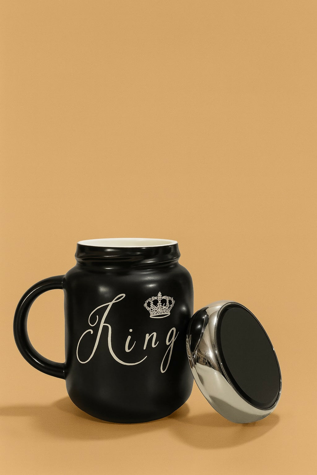 King & Queen Couple Ceramic Mug Set with Metallic Lids – Black & White Coffee Cups with Crown Print – Romantic Gift Set for Husband Wife, Anniversary, Wedding, Engagement, Valentine’s Day & Birthday (2 Pieces)
