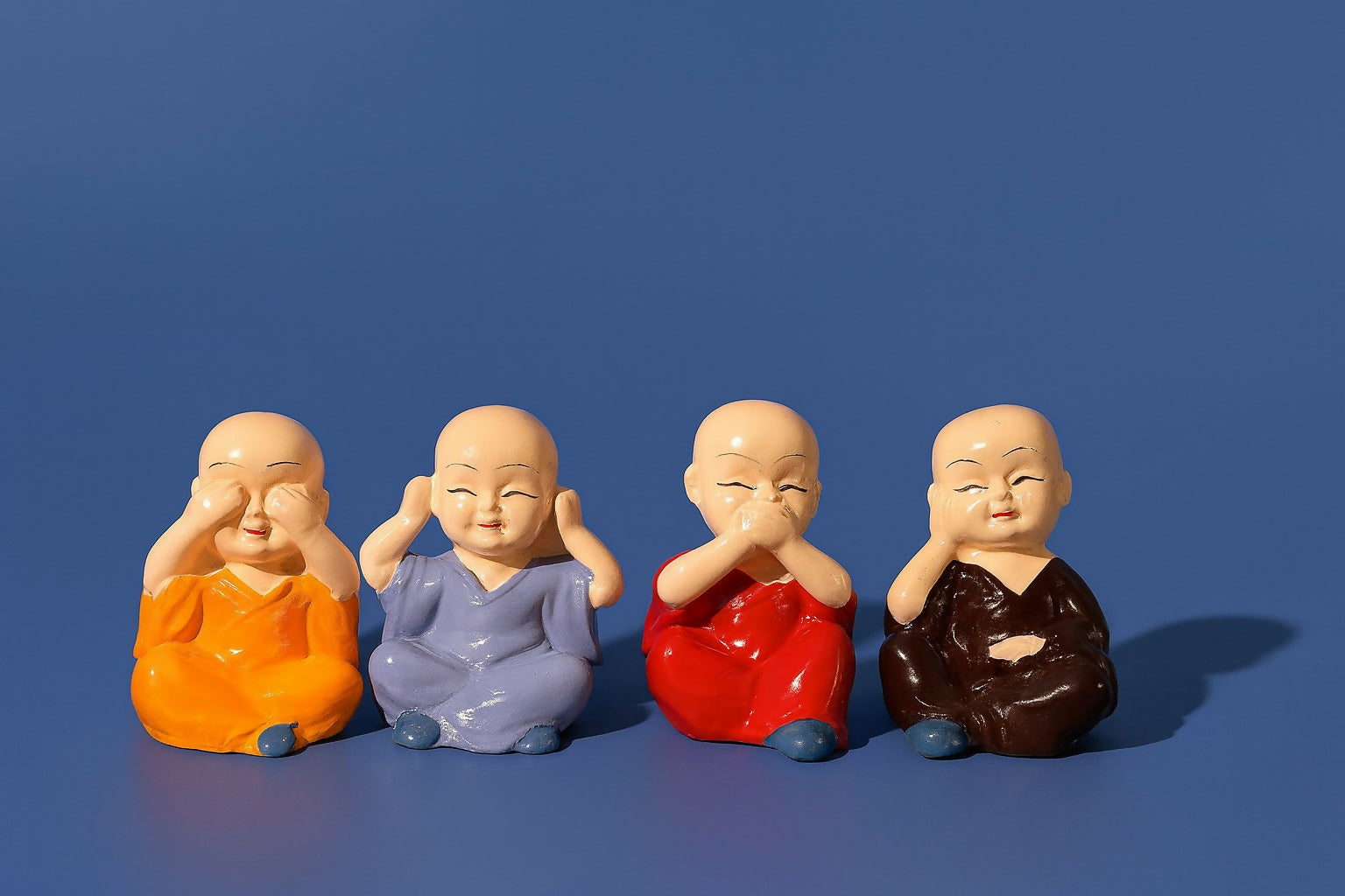 Set of 4 Colorful Baby Monk Resin Statues – See No Evil, Hear No Evil, Speak No Evil, Think No Evil Figurines – Home Decor Showpieces for Positivity & Gifting – Meditation & Zen Decor