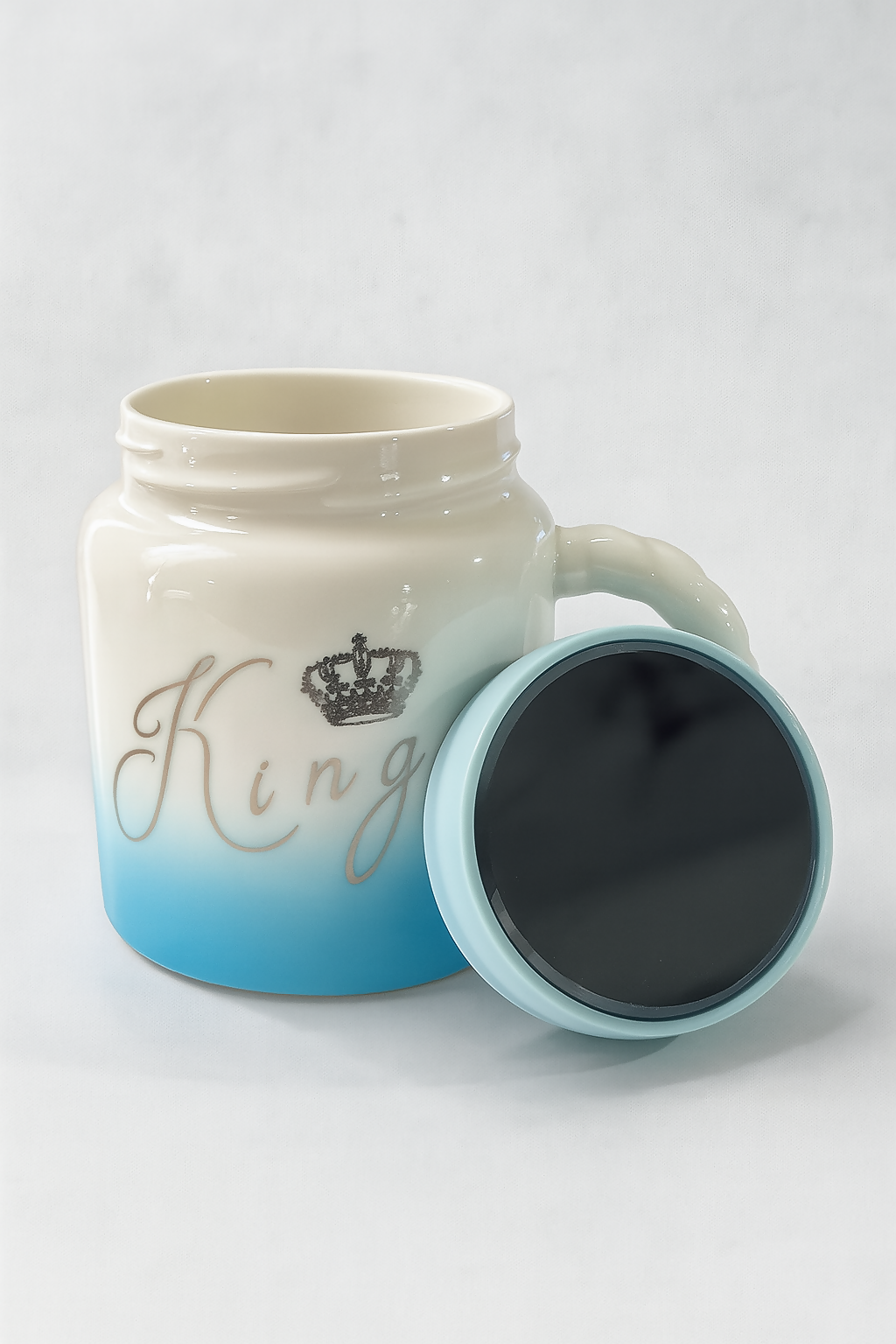 Ceramic King Mug with Lid – Gradient Blue & White Coffee Mug with Crown Design, Insulated Ceramic Cup for Tea, Coffee, Milk – Stylish Royal Gift for Men, Husband, Father, Boyfriend