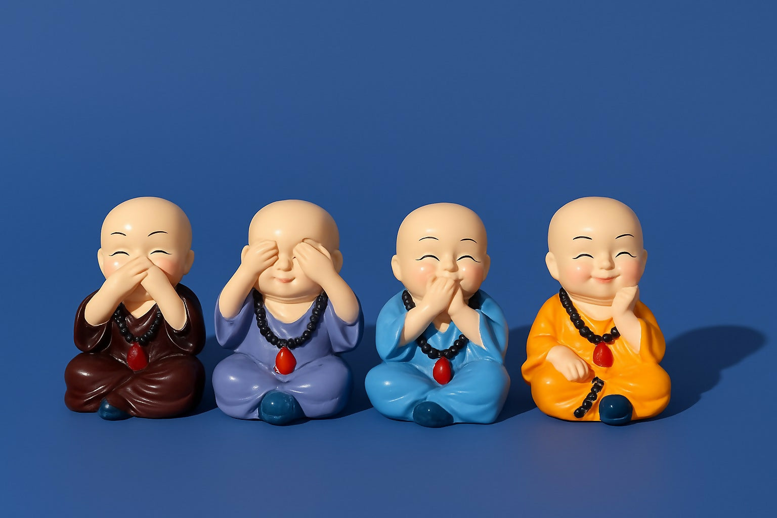 Set of 4 Cute Laughing Monk Figurines – Hear No Evil, See No Evil, Speak No Evil & Think Wisely Statues – Resin Decorative Mini Monks for Home, Office, Car Dashboard, Meditation Space, Feng Shui Gift