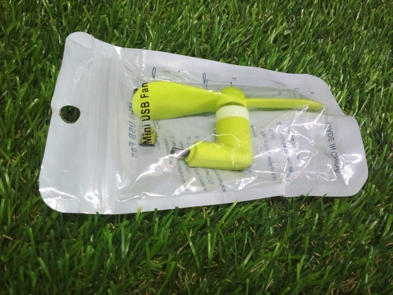 mini USB fan For Having cool air instantly, anywhere and anytime purposes (Micro Port / Mix Color)