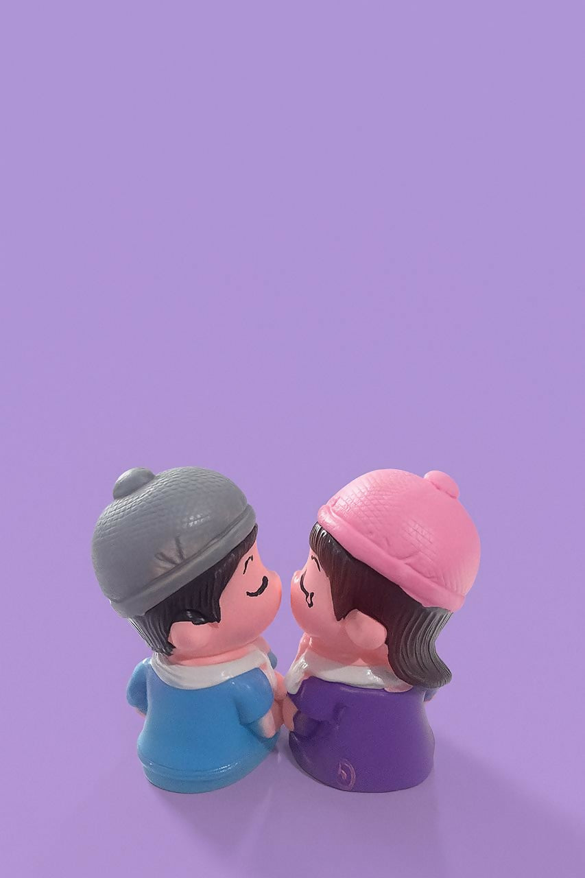 Adorable Resin Couple Statue with LOVE Lettering and Heart – Romantic Boy and Girl Kissing Figurine for Anniversary, Valentine's Day, or Home Decor – Cute Gift for Girlfriend, Boyfriend, or Newlyweds
