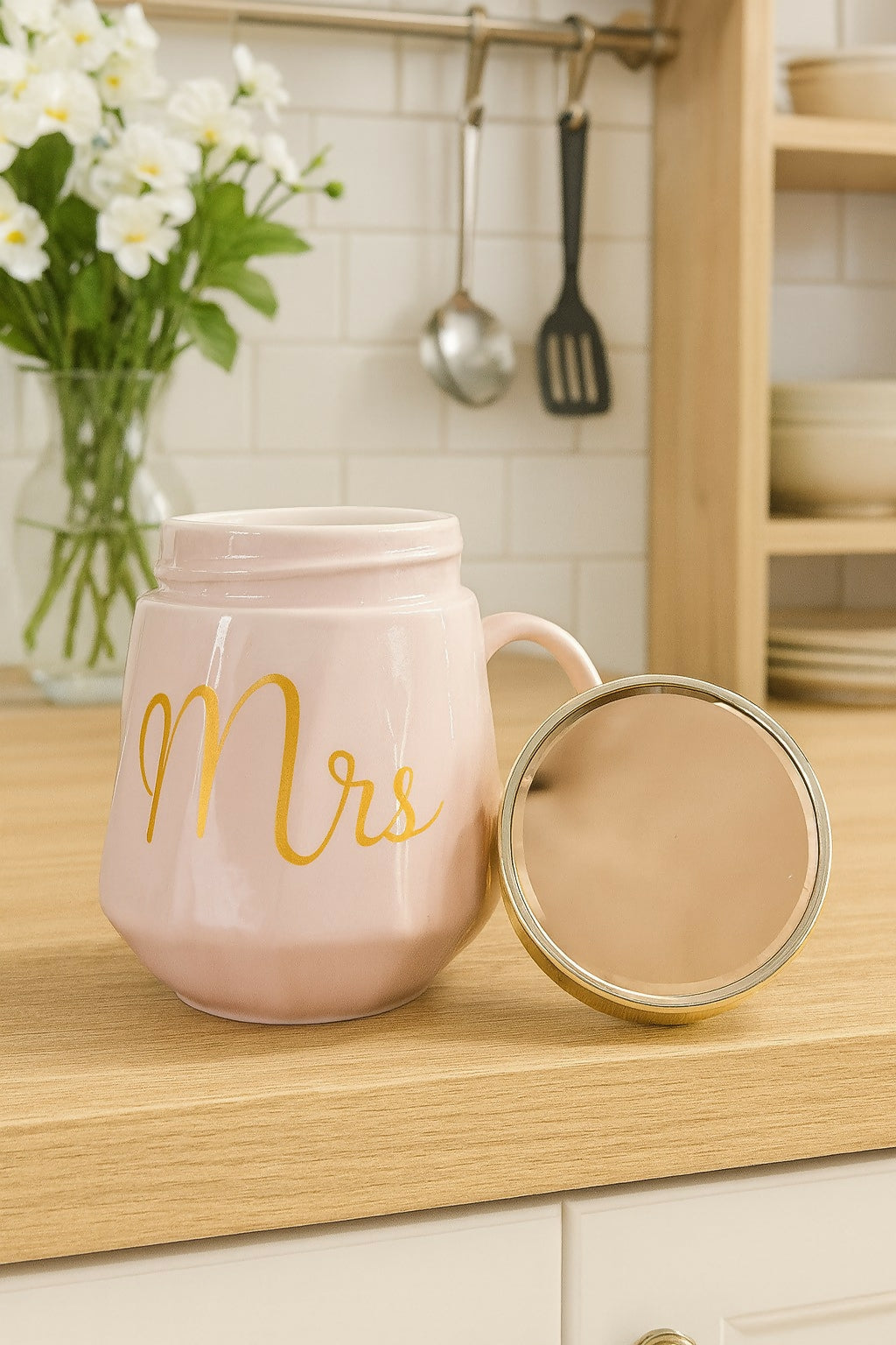 Premium Ceramic Coffee Mug with Lid “Mrs” Print | Pink Cup with Golden Lettering & Handle | Stylish Tea & Coffee Mug for Wife, Bride, Girlfriend | Perfect Gift for Wedding, Anniversary, Valentine’s Day & Daily Use |