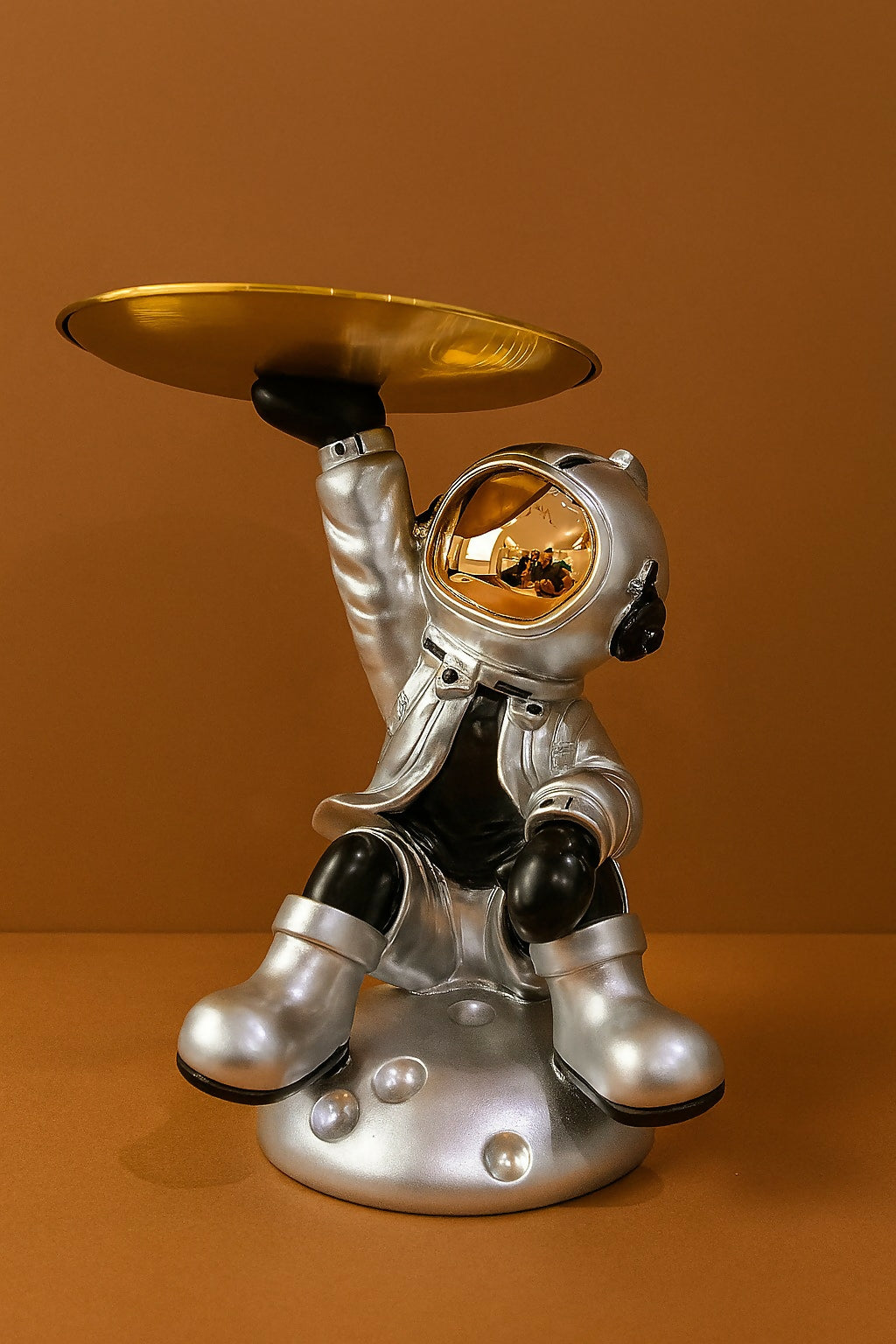 HOME DECOR Astronaut Decorative Tray Holder – Space-Themed Resin Astronaut Figurine with Golden Platter for Keys, Snacks, Jewelry & Accessories – Futuristic Home Decor for Tabletop, Entryway, or Gifting