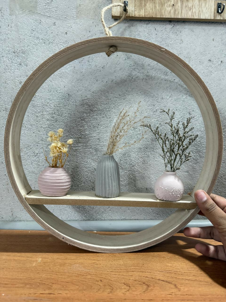 Round Wooden Wall Shelf with 3 Mini Ceramic Flower Vases – Modern Hanging Decorative Frame with Dried Flowers – Boho Rustic Wall Art for Living Room, Bedroom, and Home Decor