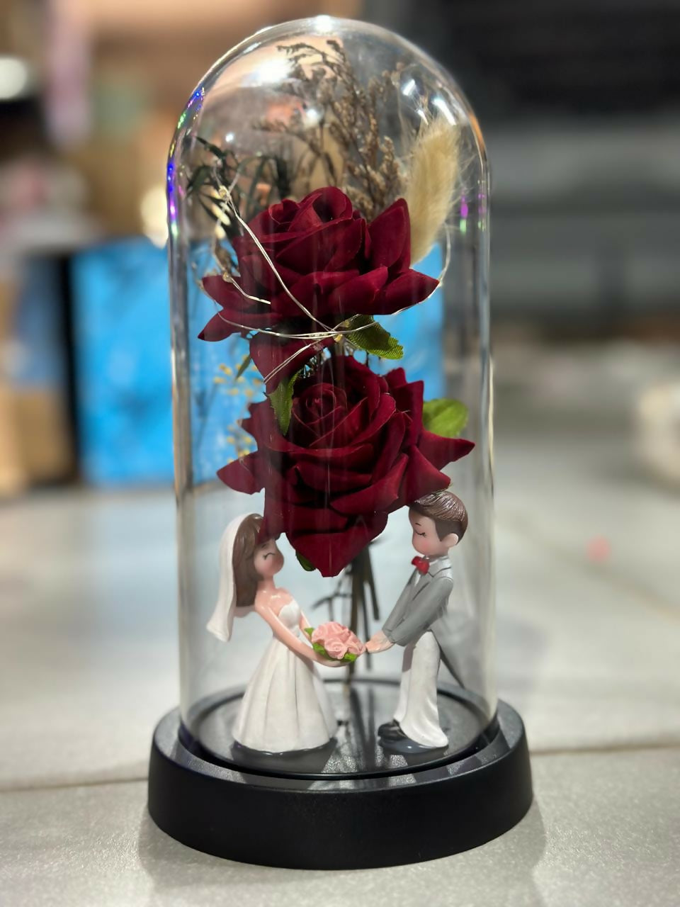 Glass Dome LED Rose Showpiece with Couple Figurine – Enchanted Forever Flower Light for Anniversary, Wedding, Valentine’s Day or Proposal Gift – Decorative Night Lamp with Red Roses and Fairy Lights
