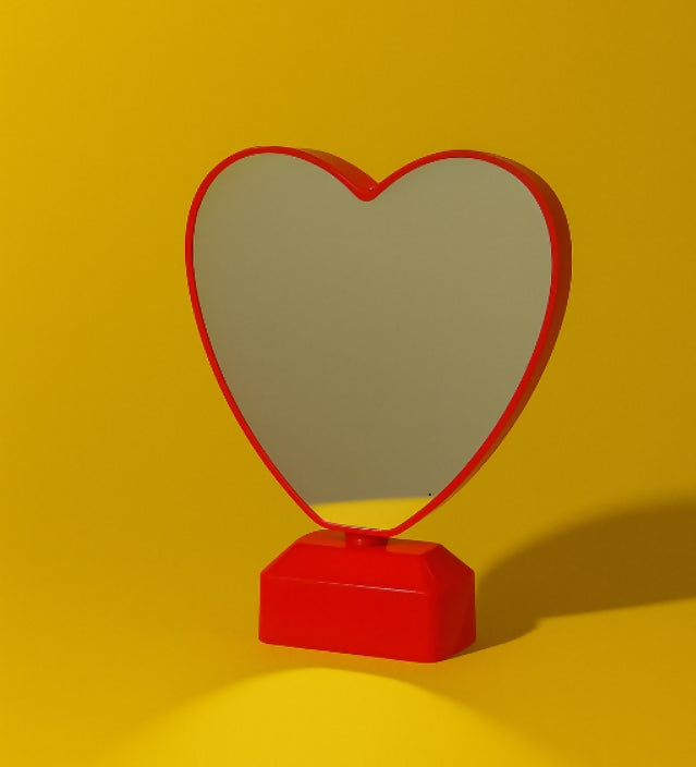 Romantic Heart-Shaped LED Table Lamp with Red Rose Design – USB Rechargeable Night Light for Bedroom, Gift for Valentine’s Day, Anniversary & Home Decor