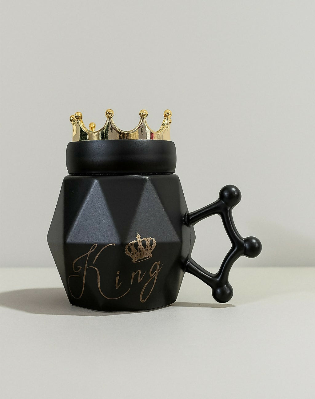 Black King Crown Ceramic Mug with Golden Lid – Luxury Matte Finish Coffee Mug for Men with Royal Handle | Diamond-Cut Tea Cup Gift for Husband, Boyfriend, Dad & Boss | Premium Designer Mug