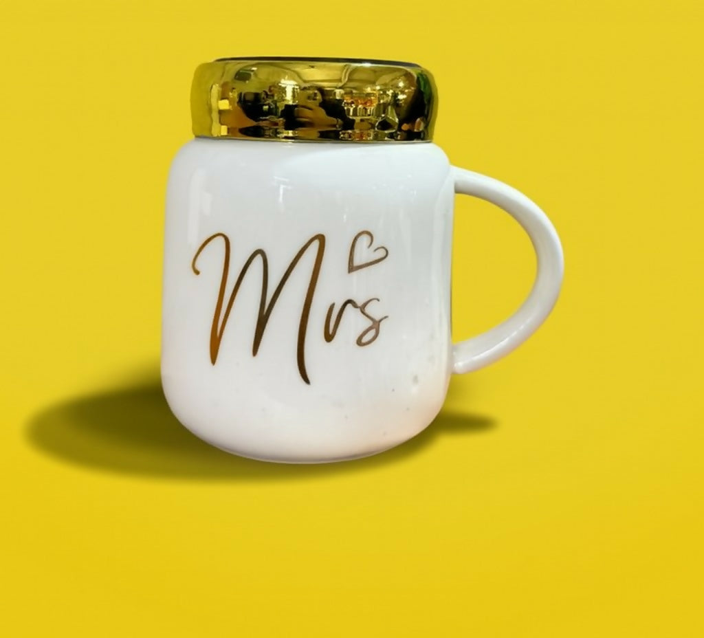 Elegant White Ceramic Mug with Golden Lid and "Mrs" Script – Glossy Finish Coffee Cup with Handle – Gift for Wife, Bride, Newlywed – Romantic Tea Mug for Women