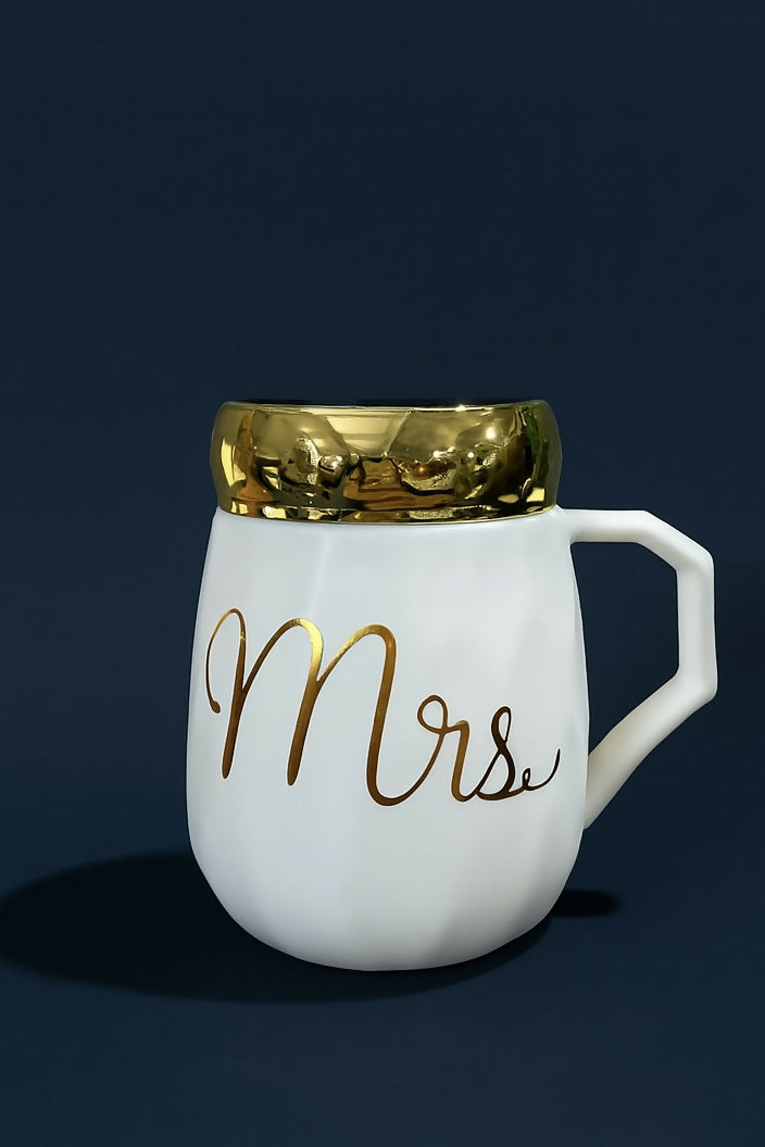 Mrs Ceramic Mug with Golden Lid – White Glossy Coffee Cup with Gold Script and Modern Geometric Handle – Elegant Gift Mug for Wife, Bride, or Fiancée – Tea Cup for Women