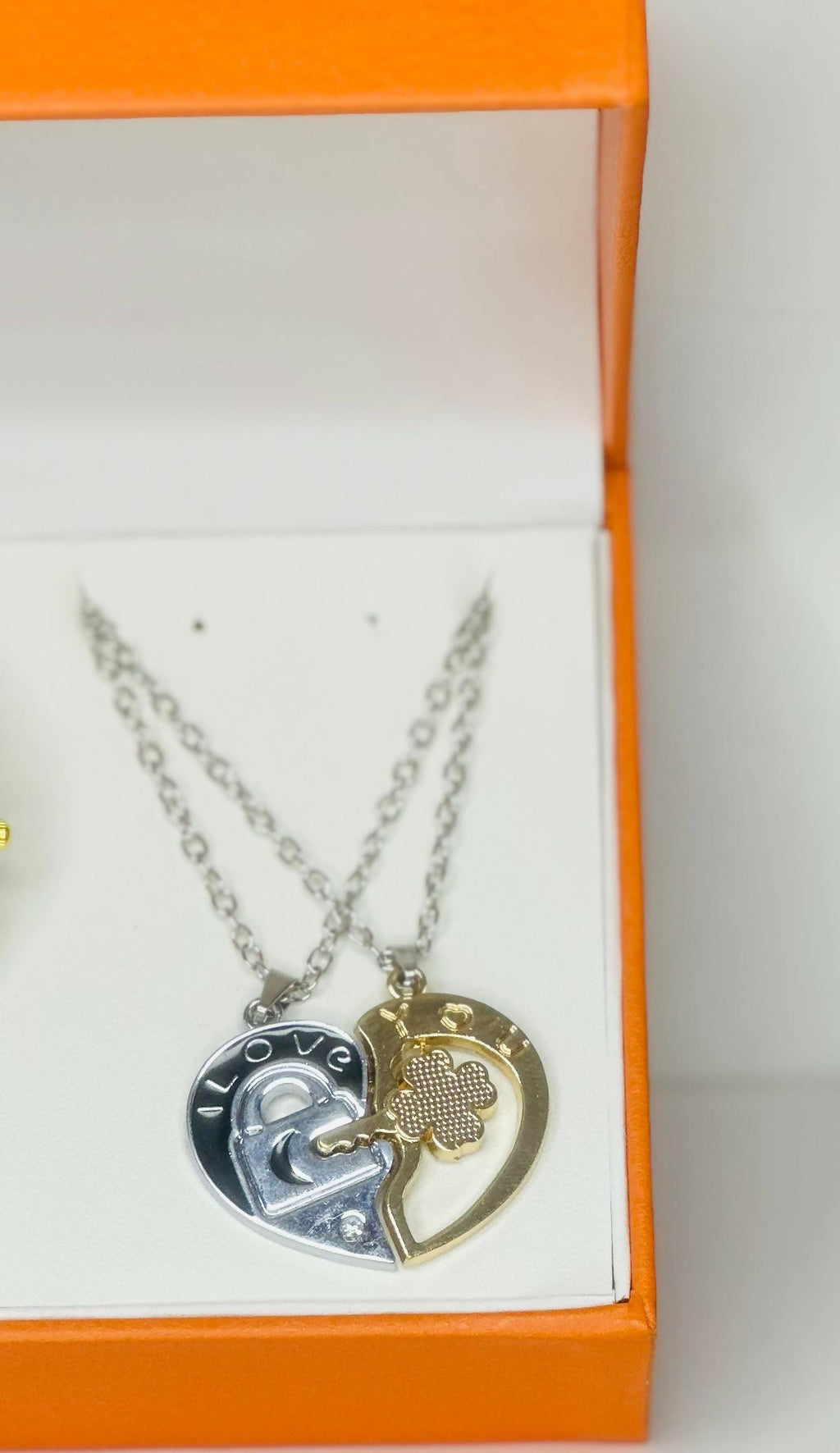 Elegant Couple Watch and Necklace Gift Box – Gold Analog Watches for Him and Her with Black Leather Straps and Matching 'Love' Heart Pendant Necklaces – Ideal for Anniversary, Valentine's Day, or Wedding Gift