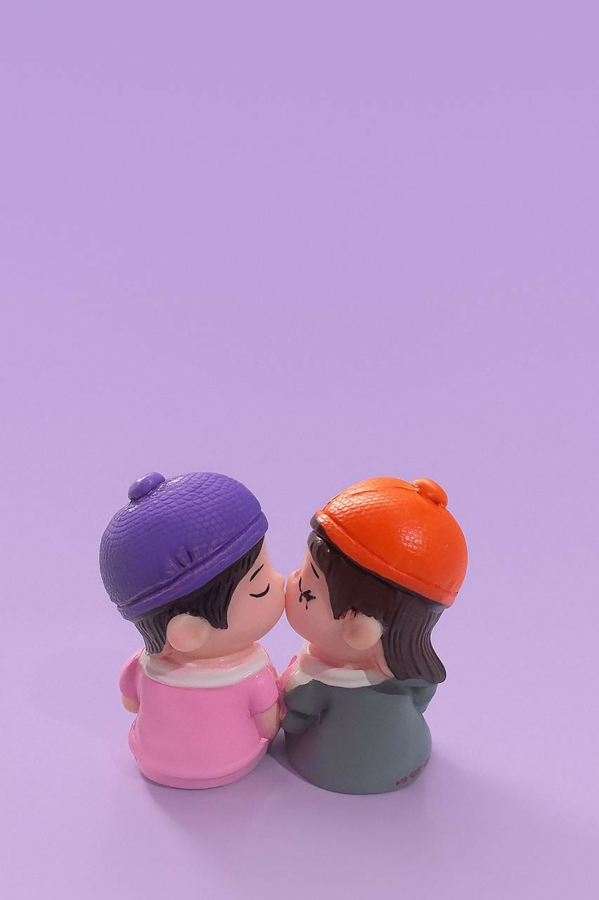 Romantic Couple Kissing Figurine with Heart and LOVE Caps – Cute Resin Showpiece for Valentine's Day, Anniversary, or Home Decor – Boy and Girl Holding Hearts Statue for Bedroom, Office, or Gift for Couples