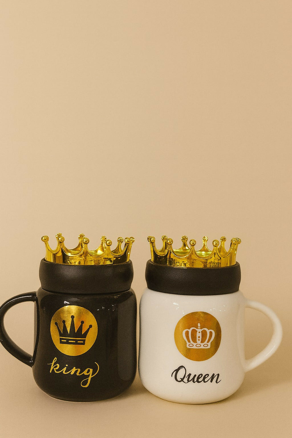 Luxury King & Queen Couple Ceramic Mug Set with Golden Crown Lids – Black & White Coffee Mugs for Couples, Husband Wife Gift Set for Anniversary, Wedding, Engagement, Valentine’s Day & Birthday (2 Pieces)