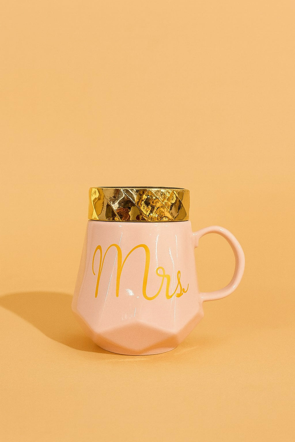 Premium Ceramic Coffee Mug with Lid “Mrs” Print | Pink Cup with Golden Lettering & Handle | Stylish Tea & Coffee Mug for Wife, Bride, Girlfriend | Perfect Gift for Wedding, Anniversary, Valentine’s Day & Daily Use |