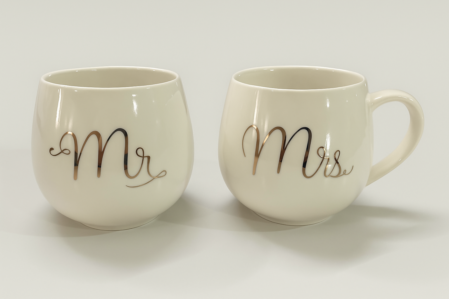 Mr and Mrs Ceramic Mug Set – Elegant White Round Couple Cups with Gold Script – Romantic Coffee/Tea Mug Gift for Wedding, Anniversary, Engagement, Valentine’s Day – 2-Piece His and Hers Set, 350ml Each