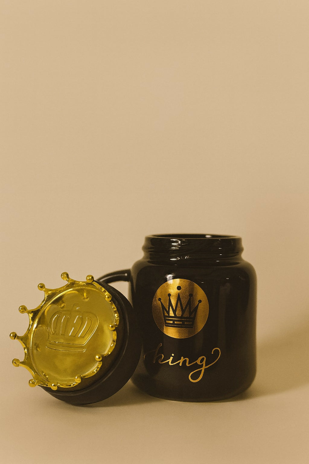 Luxury King & Queen Couple Ceramic Mug Set with Golden Crown Lids – Black & White Coffee Mugs for Couples, Husband Wife Gift Set for Anniversary, Wedding, Engagement, Valentine’s Day & Birthday (2 Pieces)