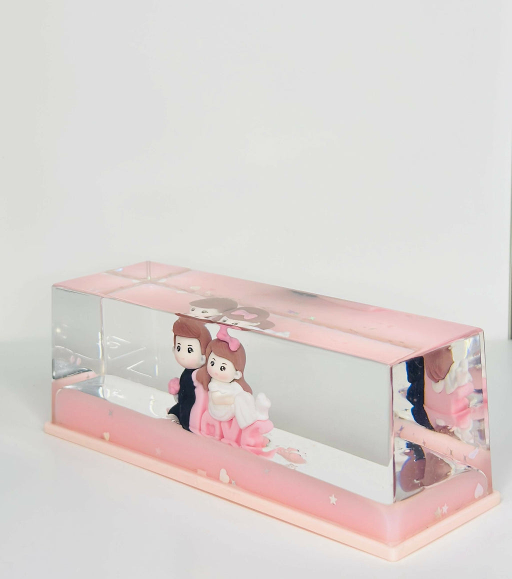 paper weight Romantic Couple LOVE Theme Liquid Motion Decorative Showpiece – Cute Bride and Groom Figurine in Transparent Block with Floating Hearts & Stars – Ideal for Valentine's Day, Anniversary, Wedding Gift, or Home Décor