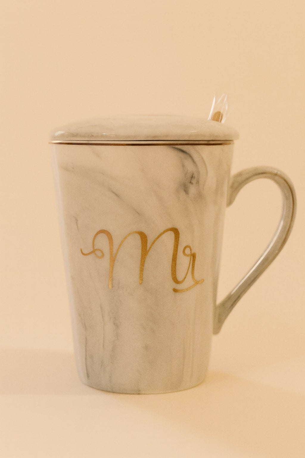 Mr & Mrs Coffee Mug Set with Lids & Spoons | Marble Ceramic Couple Mugs | Luxury Gold Letter Print Tea & Coffee Cups | Wedding, Anniversary, Valentine’s Day, Husband Wife Gift Set