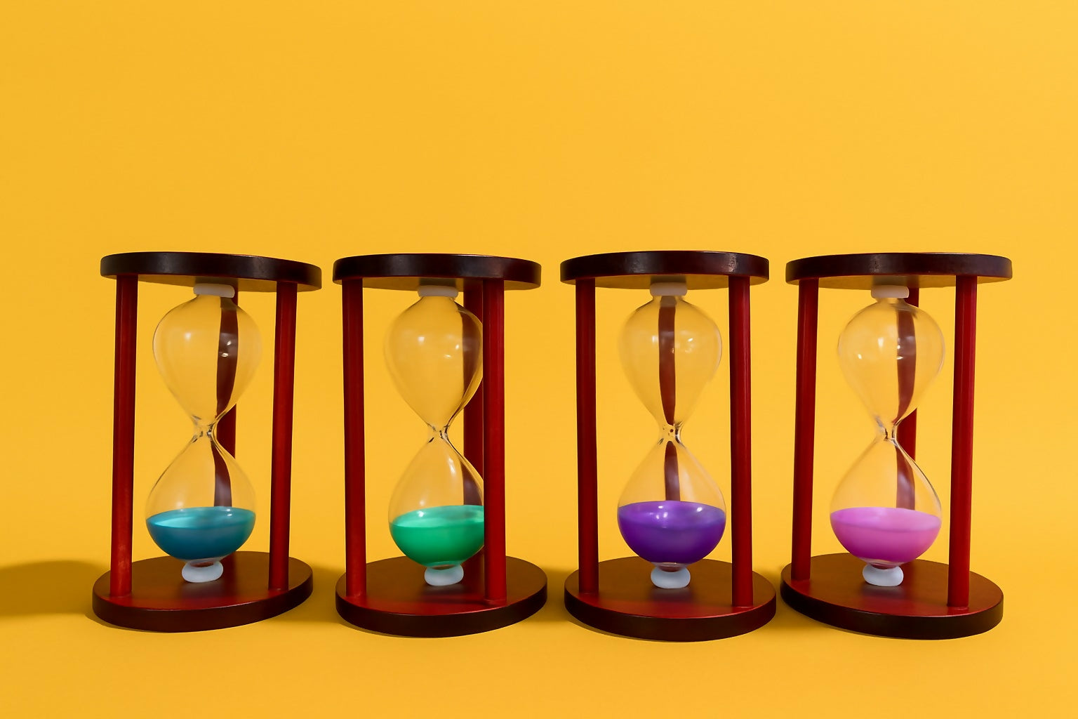 Wooden Sand Timer Hourglass with Colored Sand | Vintage Style Decorative Sand Clock | 15 Minute Timer for Study, Meditation, Kids Activities, Kitchen, Office Desk & Home Décor pack of 1 random color
