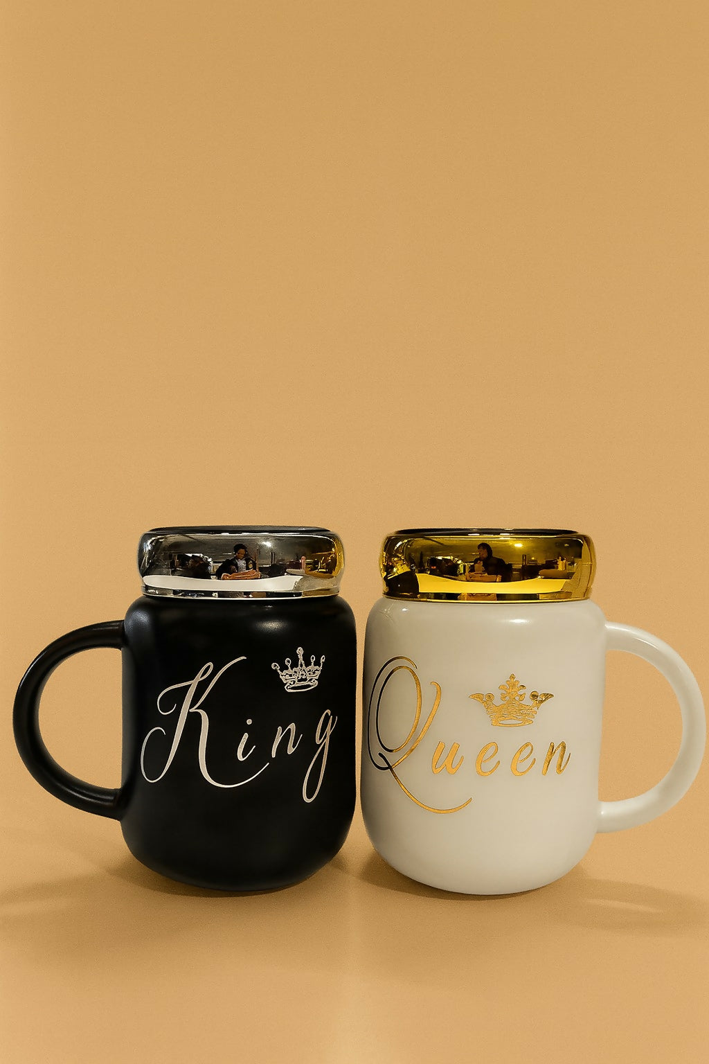 King & Queen Couple Ceramic Mug Set with Metallic Lids – Black & White Coffee Cups with Crown Print – Romantic Gift Set for Husband Wife, Anniversary, Wedding, Engagement, Valentine’s Day & Birthday (2 Pieces)