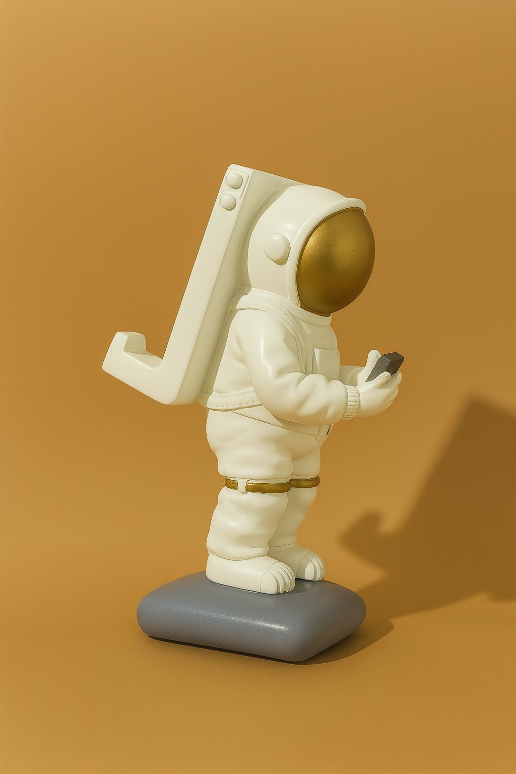 Astronaut-Themed Mobile Phone Holder Stand for Desk – Cute Resin Figurine Design for Home, Office, and Gifting