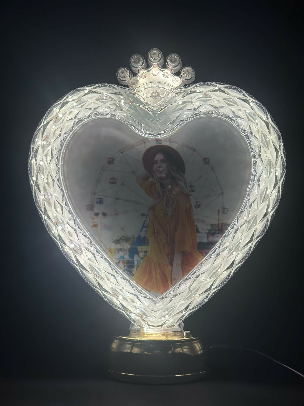 Customized Heart-Shaped Crystal LED Photo Frame Lamp with Golden Base – Personalized Tabletop Light for Birthday, Anniversary, Valentine’s Day & Romantic Gifting – USB Powered Decorative Night Light for Room Décor