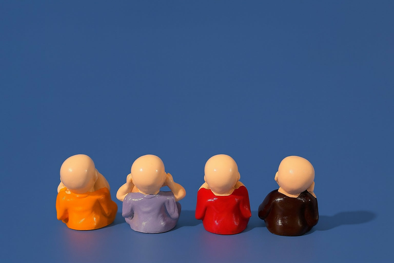 Set of 4 Colorful Baby Monk Resin Statues – See No Evil, Hear No Evil, Speak No Evil, Think No Evil Figurines – Home Decor Showpieces for Positivity & Gifting – Meditation & Zen Decor