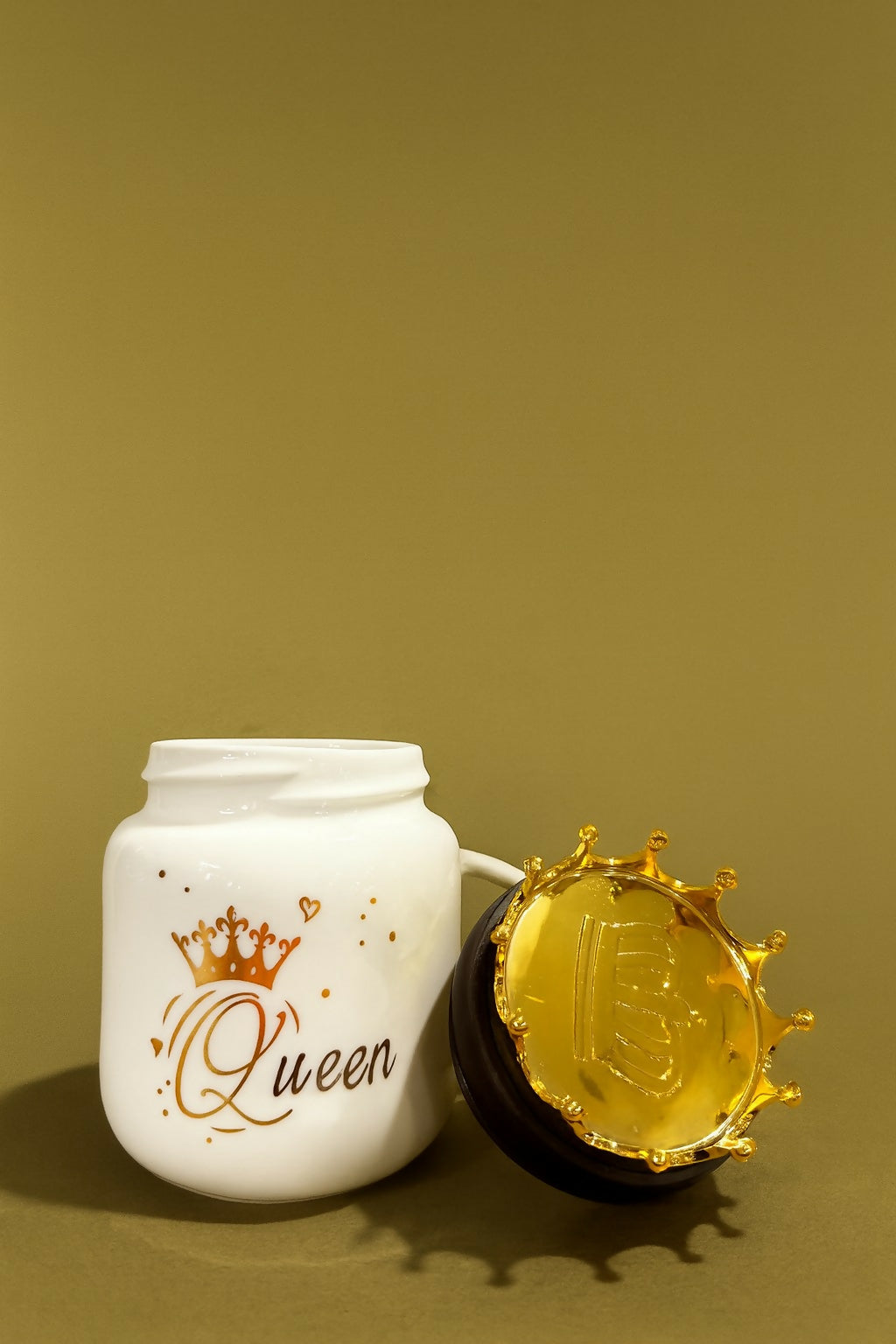 Luxury King & Queen Couple Ceramic Mug Set with Golden Crown Lids – Black & White Coffee Cups with Royal Diamond & Crown Print – Anniversary, Wedding, Engagement, Valentine’s Day & Birthday Gift for Couples (2 Pieces)