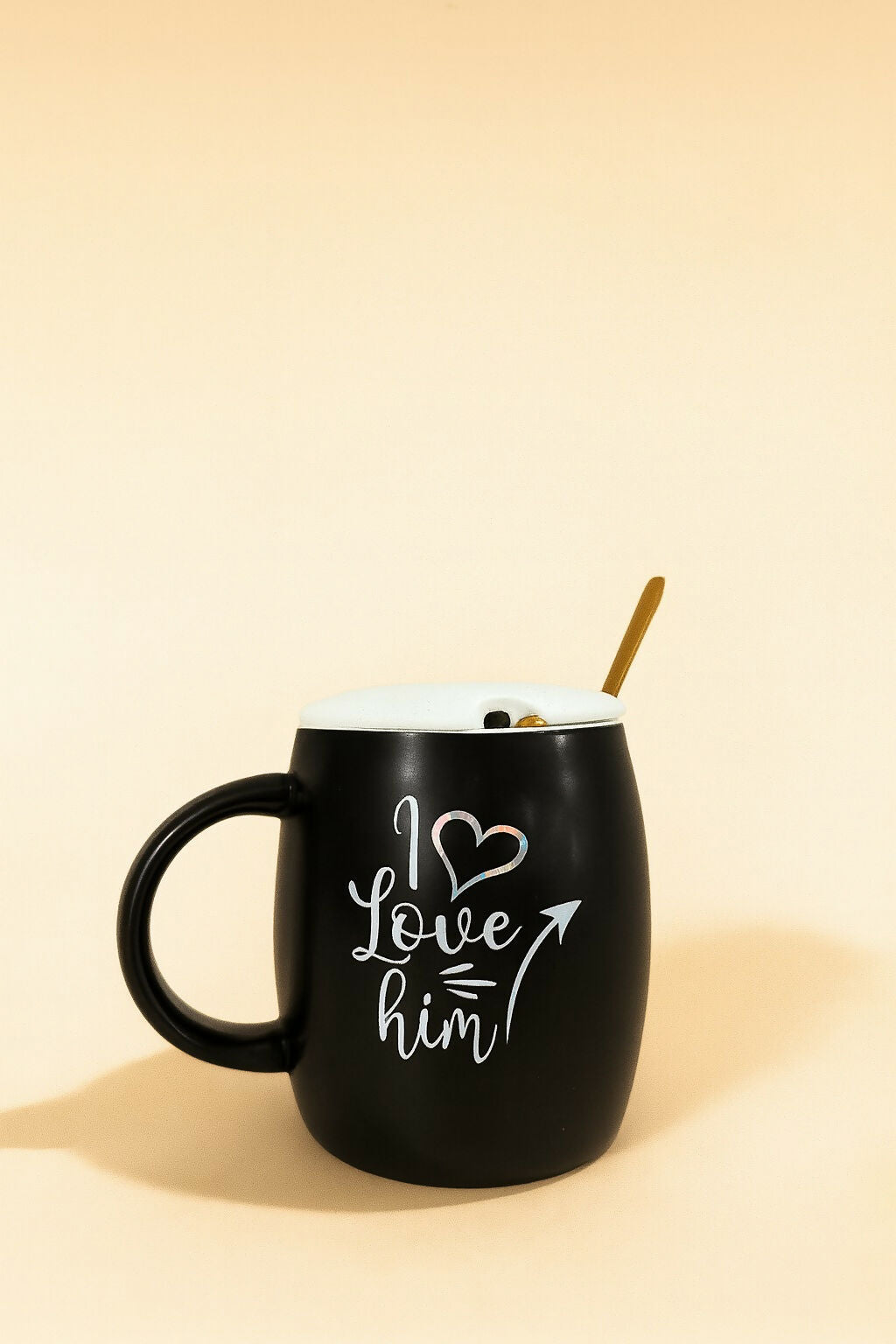 Couple Ceramic Coffee Mug Set with Lids and Spoons – “I Love Him, I Love Her” Printed Gift Set for Couples, Husband, Wife, Boyfriend, Girlfriend | Romantic Tea & Coffee Cups for Anniversary, Valentine’s, Wedding, Birthday