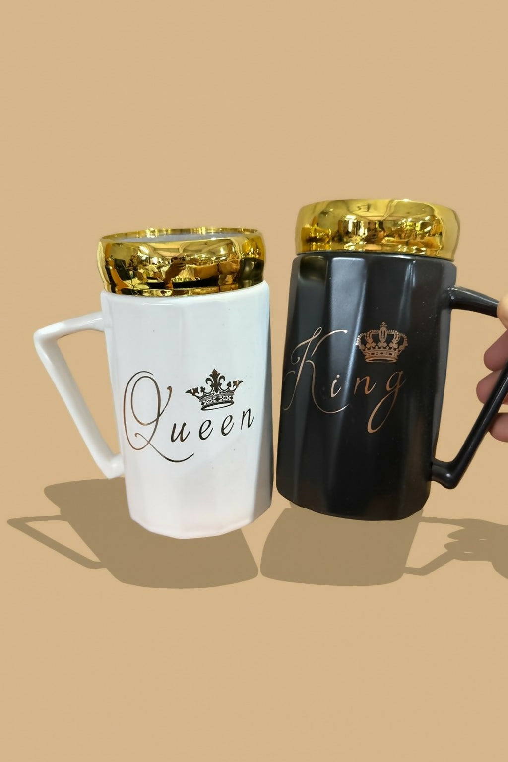 Elegant King & Queen Ceramic Mug Set with Golden Lids – Black & White Couple Coffee Mugs with Crown Print, Stylish Handle Design – Gift for Husband Wife, Anniversary, Wedding, Engagement, Valentine’s Day & Birthday (2 Pieces)