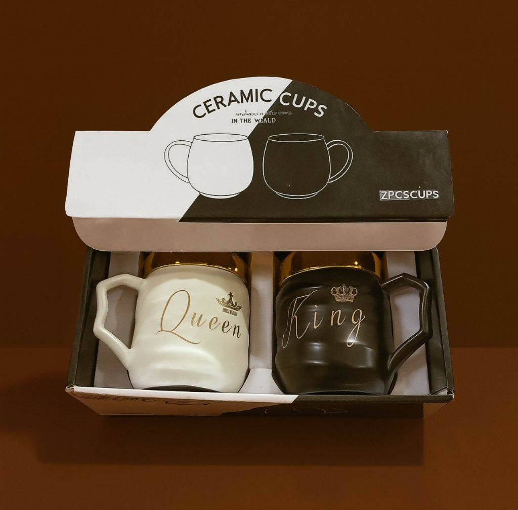 King and Queen Ceramic Mug Set with Golden Lids – Matte Black and White Couple Coffee Cups with Crown Print – Textured Royal Tea Mugs for Wedding, Anniversary, Valentine’s Day Gift