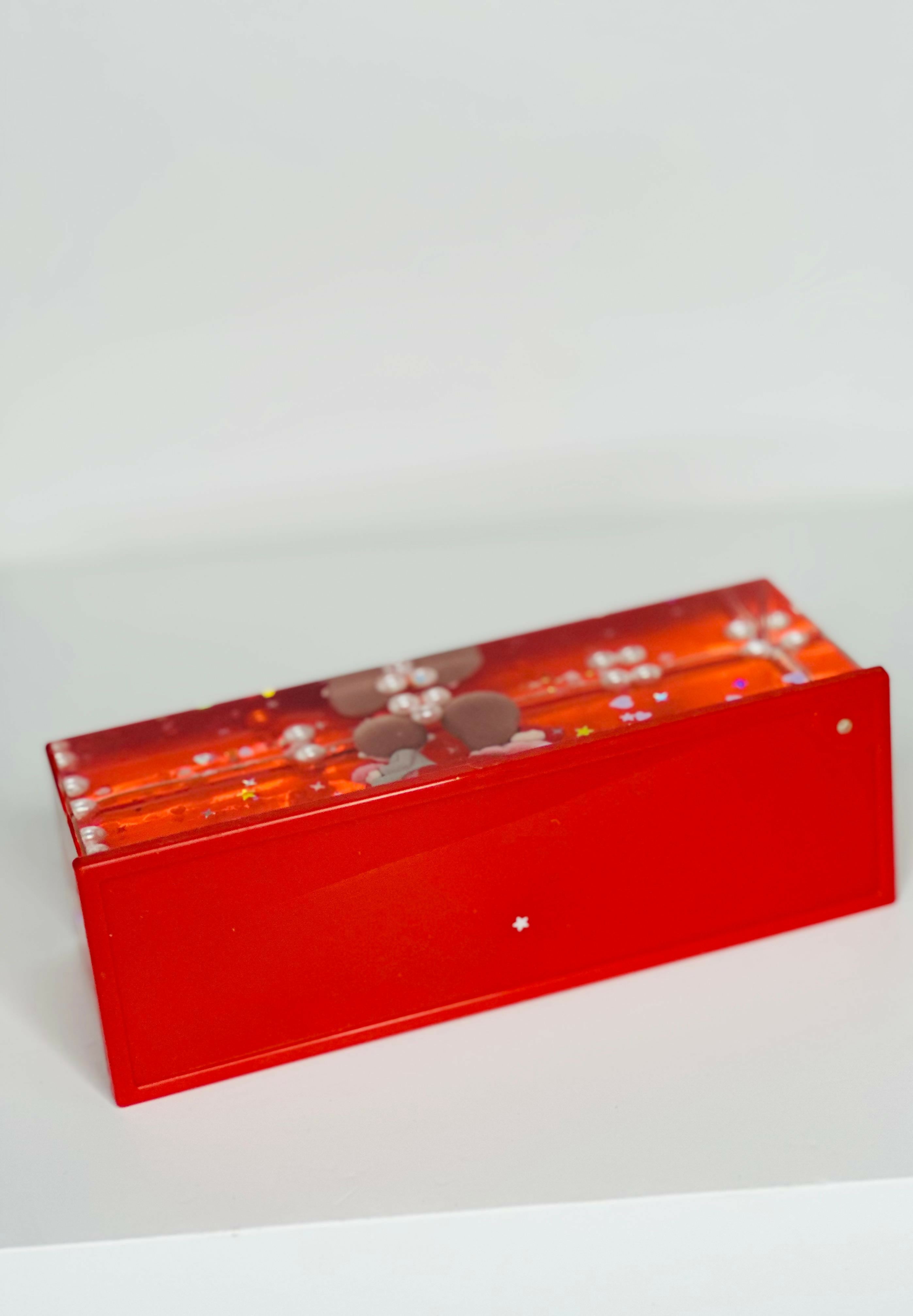 paper weight Romantic Couple Figurine Love Showpiece with Heart Base – Decorative Water-Filled Display Case with Floating Pearls and Glitter – Cute Anniversary, Valentine, or Wedding Gift for Boyfriend, Girlfriend, or Spouse