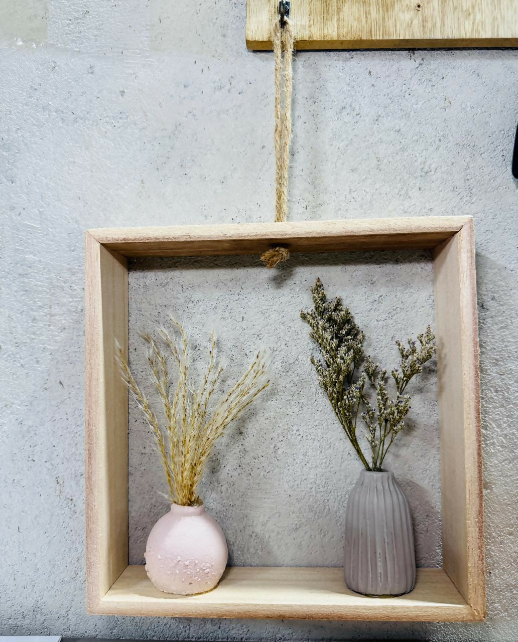 Minimalist Wall Hanging Wooden Frame with Dried Flower Arrangement – Rustic Home Décor Shelf with Pink and Grey Ceramic Vases – Boho Decorative Accent for Living Room, Bedroom, and Office