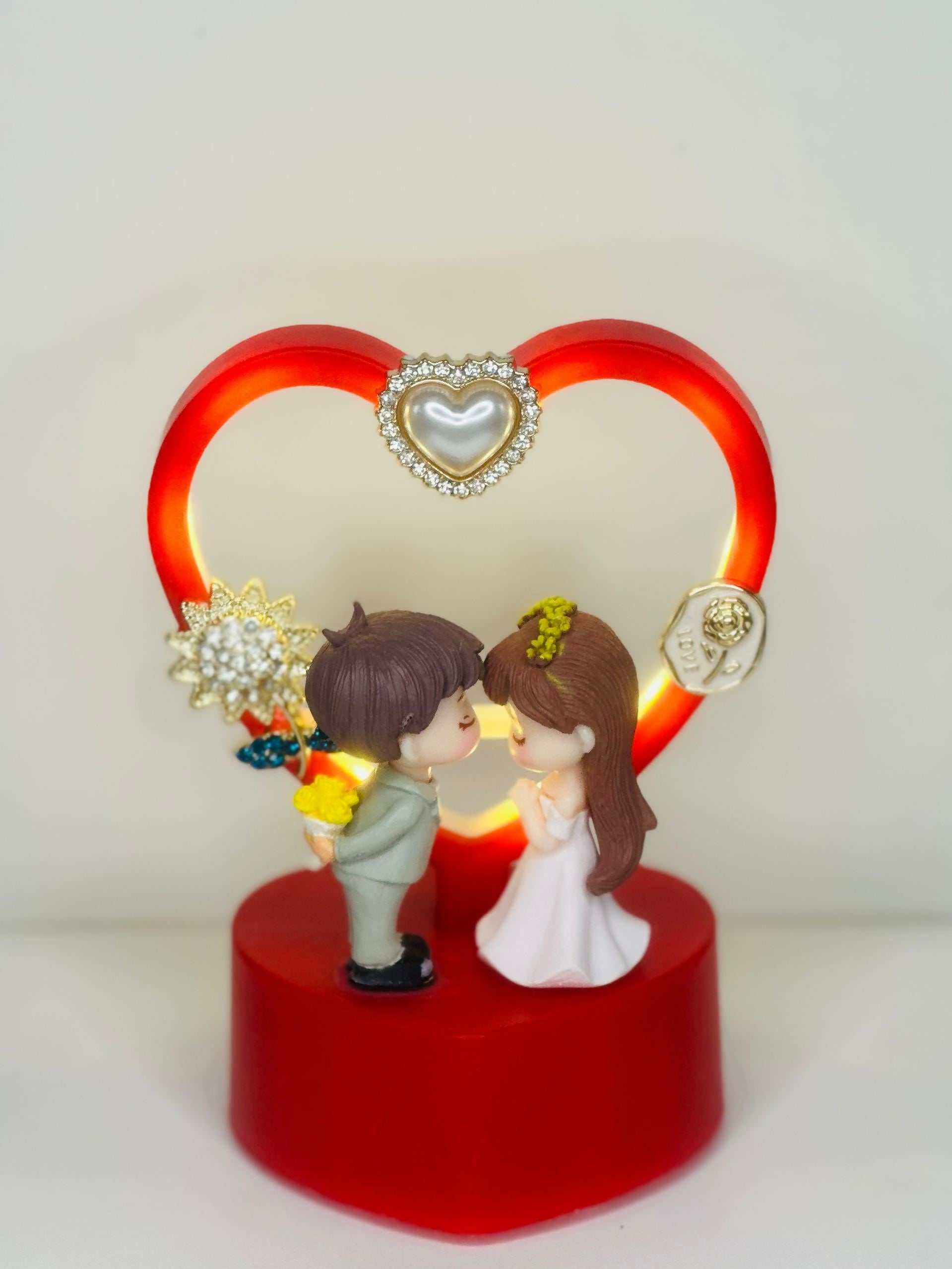 Red Heart LED Couple Figurine with Jewelry Ring Holder and Light-Up Base – Valentine’s Day Gift Showpiece for Girlfriend, Boyfriend, or Anniversary Decoration – Cute Tabletop Love Statue for Home Decor