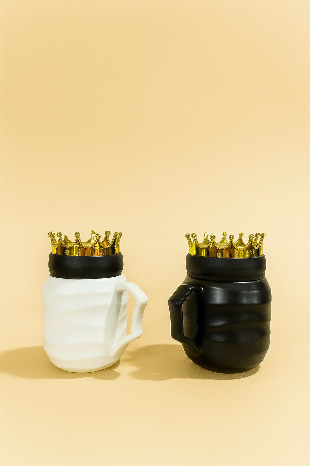 Mr. & Mrs. Ceramic Coffee Mug Set with Golden Crown Lids – Black & White Couple Mugs Gift Box – Romantic Anniversary or Wedding Gift for Husband and Wife