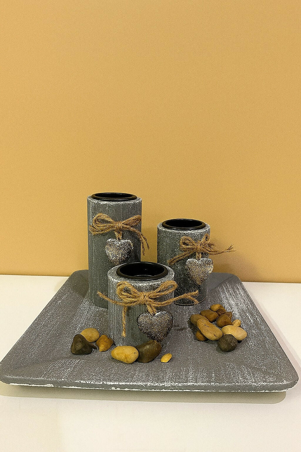Rustic Grey Heart-Themed Candle Set with Decorative Tray – Scented Pillar Candles with Jute Bows and Stones for Home Decor, Living Room, and Gift Use