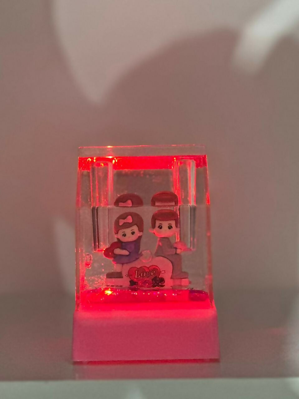 Romantic Couple Love Theme Glitter Water Globe Pen Holder and paperweight – House-Shaped Clear Acrylic Desktop Organizer with Pink Base and Decorative Figurines – Perfect for Valentine's Day, Anniversary, or Gift for Loved Ones