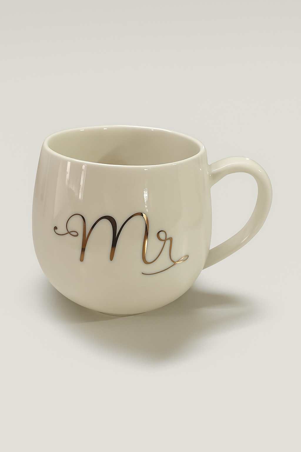 Mr and Mrs Ceramic Mug Set – Elegant White Round Couple Cups with Gold Script – Romantic Coffee/Tea Mug Gift for Wedding, Anniversary, Engagement, Valentine’s Day – 2-Piece His and Hers Set, 350ml Each