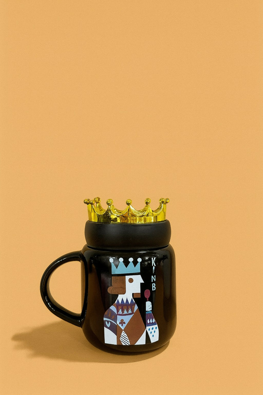 King & Queen Couple Ceramic Mug Set with Golden Crown Lids – Black & White Coffee Cups with Royal Playing Card Cartoon Prints – Gift Set for Husband Wife, Anniversary, Wedding, Engagement, Valentine’s Day & Birthday (2 Pieces with Gift Box)