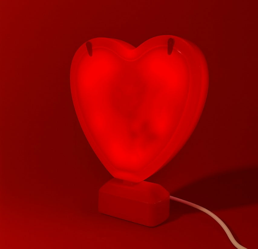 Romantic Heart-Shaped LED Table Lamp with Red Rose Design – USB Rechargeable Night Light for Bedroom, Gift for Valentine’s Day, Anniversary & Home Decor