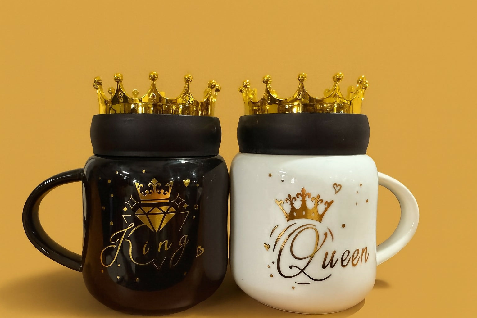 Luxury King & Queen Couple Ceramic Mug Set with Golden Crown Lids – Black & White Coffee Cups with Royal Diamond & Crown Print – Anniversary, Wedding, Engagement, Valentine’s Day & Birthday Gift for Couples (2 Pieces)
