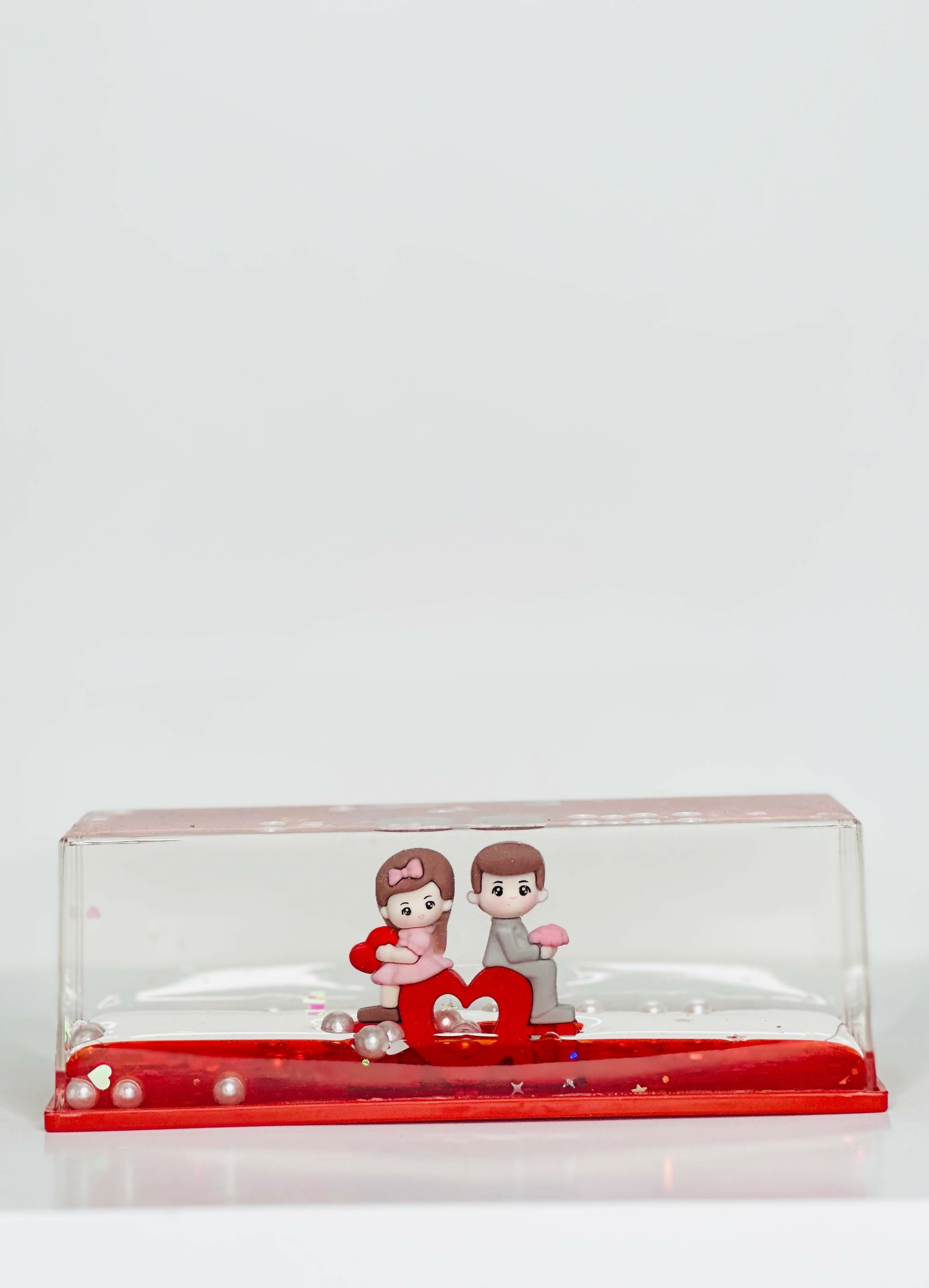 paper weight Romantic Couple Figurine Love Showpiece with Heart Base – Decorative Water-Filled Display Case with Floating Pearls and Glitter – Cute Anniversary, Valentine, or Wedding Gift for Boyfriend, Girlfriend, or Spouse