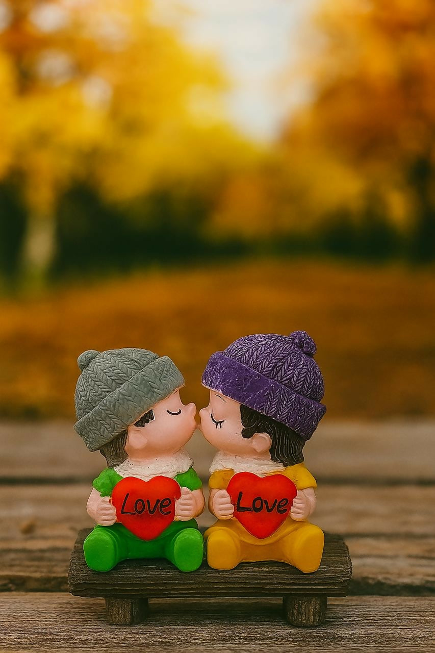 Cute Cartoon-Style Couple Figurine with LOVE Beanies and Heart Props – Romantic Desktop Decoration for Relationship Milestones, Proposals, or Long-Distance Love Gifts