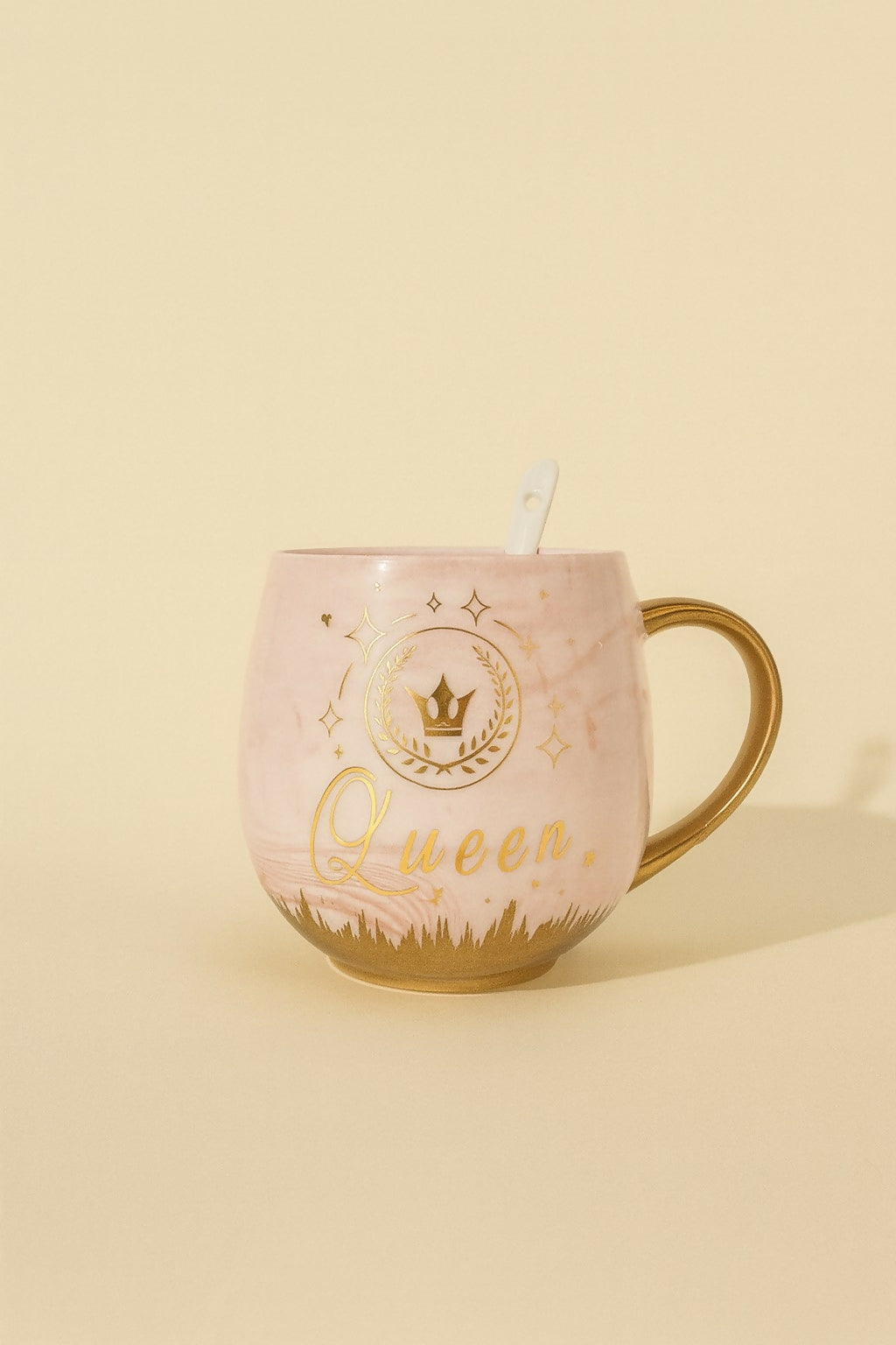 Luxury Marble King & Queen Couple Ceramic Mug Set with Golden Handles & Spoons – Grey & Pink Coffee Cups with Crown Print – Anniversary, Wedding, Engagement, Valentine’s Day & Birthday Gift for Couples (2 Pieces)